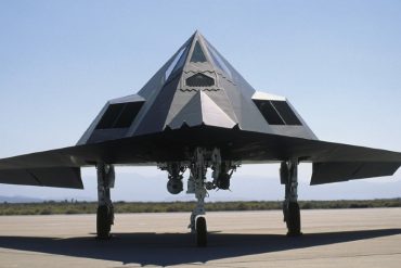 ¡EXTRAÑO! Avistan misteriosos aviones de combate F-117 de EEUU luciendo un revestimiento similar a un espejo (+Fotos)