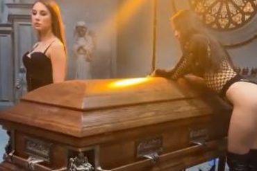 ¡INSÓLITO! Funeraria rusa desata polémica en redes al difundir atrevida publicidad con modelos usando diminuta lencería (+Candentes imágenes)