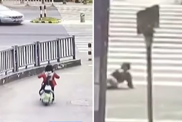 ¡SE LO MOSTRAMOS! El video viral de un bebé chino que se cayó de la moto en la que viajaba con su madre e intentó cruzar la calle solo
