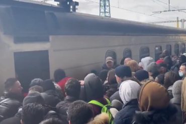 ¡MIRE! Cientos de personas abandonan Kiev en trenes para tratar de huir ante eventual toma de las fuerzas invasoras rusas (+Video)