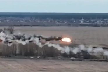 ¡SORPRENDENTE! El impactante momento en que un misil ucraniano derriba a un helicóptero ruso que intenta invadir el territorio