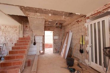 ¡SORPRENDENTE! Remodelaba una casa en EEUU y se topó con un impactante descubrimiento en el patio trasero