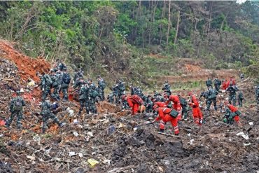 ¡AQUÍ LO TIENE! Lo que se sabe del avión estrellado en China con 132 personas a bordo y su brutal caída en picada de 8.000 metros