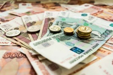 ¡DURO GOLPE! Rusia suspendió la venta de divisas extranjeras por seis meses y los clientes no podrán sacar más de 10.000 dólares