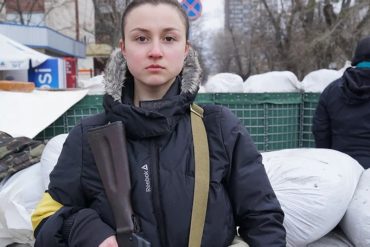 ¡VEA! “No quiero disparar a nadie, pero estoy preparada para hacerlo si llega el momento”: las milicianas ucranianas detrás de las barricadas a la espera de tropas rusas