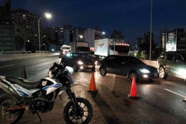 ¡TERRIBLE! Camión con cerveza se volcó este #15Mar en la autopista Francisco Fajardo