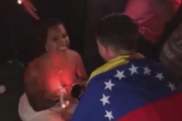 ¡VEA! Venezolana le propuso matrimonio a su novio durante concierto de Coldplay (+Videos)