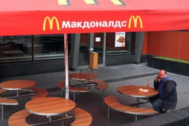 ¡SE DESATÓ LA LOCURA! En Rusia reportan largas filas en locales de McDonald’s tras cierre de operaciones por invasión a Ucrania (+Video)