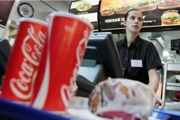 ¡QUÉ LOCURA! El retiro de McDonald’s de Rusia ha generado el “bachaqueo” de sus productos: venden los combos hasta en $300