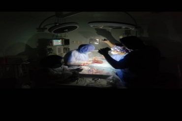 ¡INCREÍBLE! Médicos del hospital El Algodonal operaron con linternas de teléfonos tras apagón de este #23Mar (+Foto)