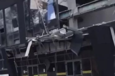 ¡IMPACTANTE! Rusos bombardearon una piscina pública en Mariúpol: Civiles quedaron atrapados debajo de los escombros (+Video)