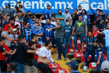 ¡ABRUMADOR! Así se vivió la riña durante el partido del Atlas y el Querétaro en México (+Imágenes fuertes)