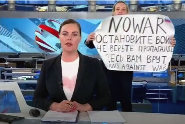 ¿VALIENTE? “No crean en la propaganda, están mintiendo”: una mujer irrumpió en programa ruso de televisión con pancarta contra la invasión a Ucrania y fue detenida (+Video)