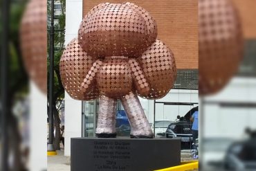 ¡VÉALA! La extraña escultura en Chacao con la que Gustavo Duque hizo un “homenaje perenne” a la mujer venezolana: generó fuertes críticas (+Reacciones)