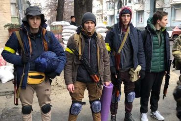 ¡LO QUE ESTÁ PASANDO! Jóvenes de 18 años de edad se convirtieron en voluntarios de guerra y van camino al frente de batalla en Ucrania