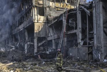 ¡ENTÉRESE! Bombardeo ruso en un centro comercial de Kyiv dejó al menos 8 muertos (+Videos)