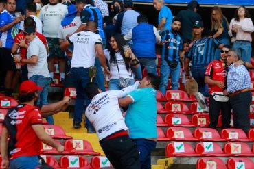 ¡TERRIBLE! Al menos 22 personas lesionadas por violencia en partido de fútbol en México