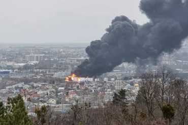 ¡TERRIBLE! Depósito de combustible estalló en llamas luego de ser alcanzado por un misil ruso en Lviv