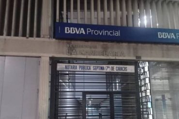 ¡TERRIBLE! Intentaron invadir el apartamento de una abuela acompañados de una supuesta fiscal chavista en Caracas