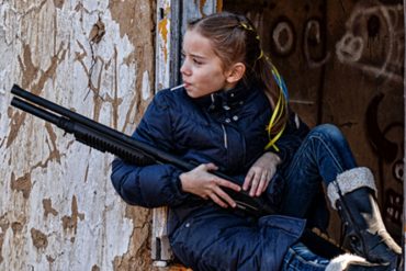¡LE MOSTRAMOS! Lo que estaría detrás de la foto de la niña ucraniana armada que ha dado la vuelta al mundo