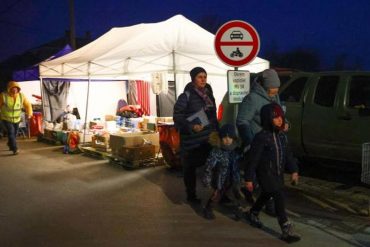 ¡DOLOROSO! «Tenía un número de teléfono escrito en su mano»: Niño de 11 años huyó solo a Eslovaquia porque su madre tuvo que quedarse en Ucrania cuidando a su abuela