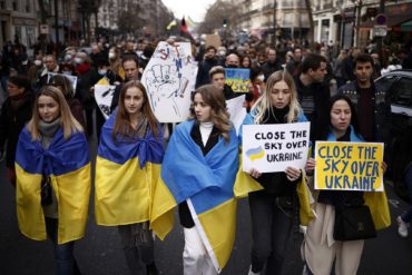 ¡CONTUNDENTE! Miles de manifestantes protestan en París por Ucrania al grito de “¡Putin asesino!”