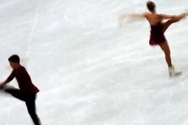 ¡SE PASARON! Vetados dos comentaristas por referirse a una patinadora como «esa zorra canadiense» (no sabían que tenían el micrófono abierto)