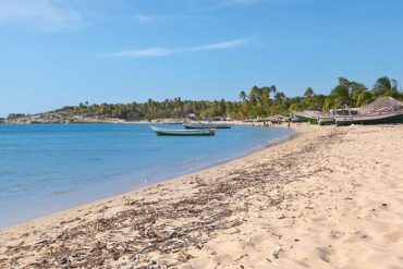 ¡GRAVE! Naufragio en el estado Sucre dejó un hombre a la deriva y 3 sobrevivientes (su lancha se hundió en la costa)