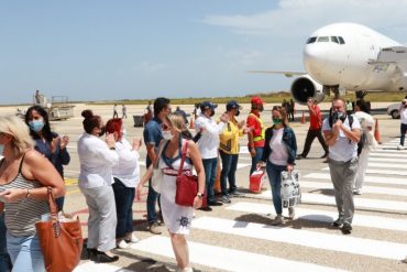 ¡ENTÉRESE! “Ya no vienen vuelos a traerlos, solo a buscarlos”: Turistas rusos están retornando a su país desde Margarita