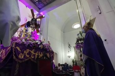 ¡LE MOSTRAMOS! Creyentes asisten a la Basílica Santa Teresa para venerar al Nazareno de San Pablo este Miércoles Santo (+Fotos)