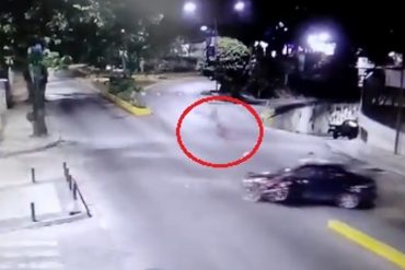 ¡TERRIBLE! Conductor de un vehículo colisionó contra un motorizado que salió disparado hasta el suelo y se dio a la fuga (+Video)