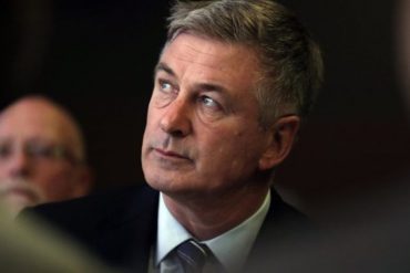 Alec Baldwin acuerda con familia de directora fallecida continuar rodaje de «Rust»