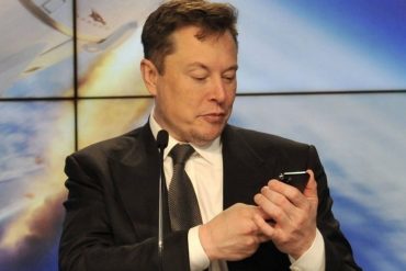 Azafata acusa a Elon Musk de acoso sexual y él alega que el objetivo es interferir en la compra de Twitter
