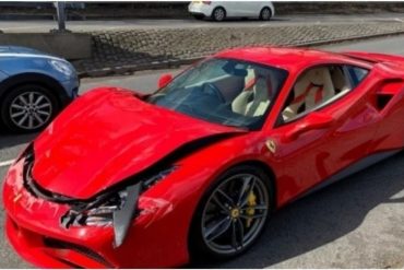 ¡VAYA SUERTE! Se compró un Ferrari en 330.000 dólares y lo chocó al salir del concesionario