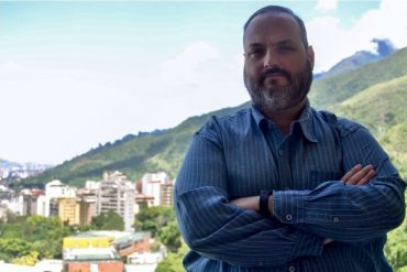¡AQUÍ LOS TIENE! Los siete errores vergonzosos de diseño del escudo y la bandera que el chavismo impuso en Caracas para “descolonizar” al país