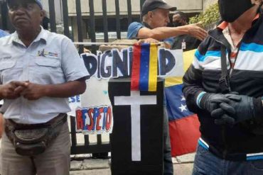 ¡SE CANSARON! Jubilados de Pdvsa protestaron en La Campiña para reclamar pago del fondo de pensiones (+Video)