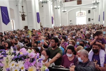 ¡LE MOSTRAMOS! Devotos del Nazareno de San Pablo entonaron el himno nacional en la basílica de Santa Teresa de Caracas (+Video del emotivo momento)