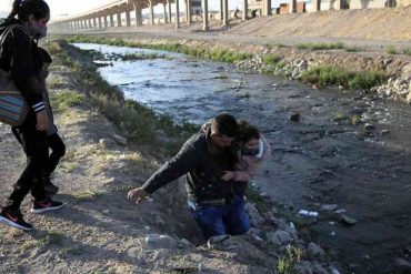 Al menos 2.000 migrantes cruzaron el río Bravo para ingresar a EEUU este #11Dic (+Video)