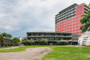 Estudiantes venezolanos necesitan casi $ 500 al mes solo para costear gastos universitarios