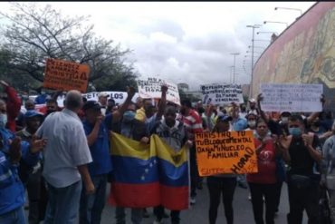 Profesores universitarios protestaron en la autopista Francisco Fajardo para exigir mejores salarios (+Fotos +Videos)