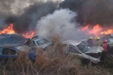 ¡SEPA! Se incendiaron más de 250 vehículos en el estacionamiento de El Rodeo (+Detalles)