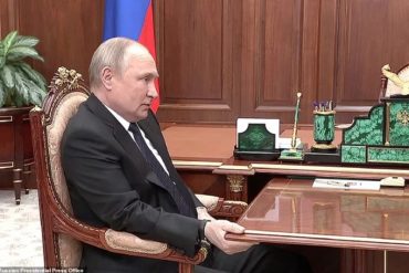 Las manos de Putin tiemblan incontroladamente durante un encuentro con Lukashenko y aumentan rumores sobre su salud (+Video)