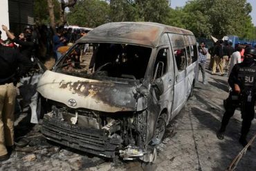 El impactante momento en el que una mujer se inmoló y mató a cuatro personas cerca de instituto chino en Pakistán (+Video)