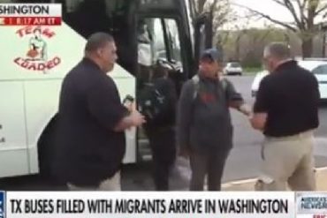 ¡ENTÉRESE! Greg Abbott envía a Washington un autobús con migrantes venezolanos, colombianos, cubanos y nicaragüenses (+Videos)