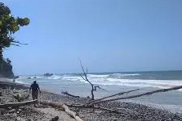 ¡TRÁGICO! Murió ahogado en una playa de Vargas cuando intentaba salvar a su hija