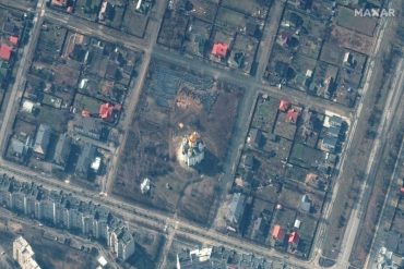 ¡ATROZ! Imagen satelital registró una  fosa común cavada por las tropas rusas en una iglesia de Bucha