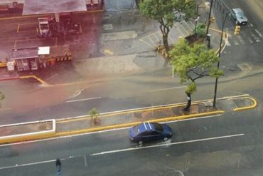 ¡MI MADRE! Caraqueños reportan caída de granizo durante fuerte aguacero de este #20Abr (+Video)