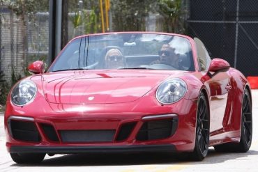 La “venganza” de Alex Rodríguez: Pasea a la rubia voluptuosa que es su nueva novia en el Porsche rojo que le había regalado a JLo