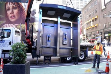 Se volvió viral el video de la desconexión de la última cabina telefónica con monedas de Nueva York