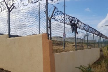 Un grupo de venezolanos son encerrados junto a delincuentes comunes tras clausura de centro de migrantes en Curazao